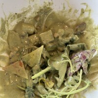 メゾン ケイ - サラダを混ぜ混ぜ