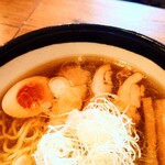 肉そば家 笑梟 - 懐かしい感じの優しいスープです。