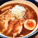 肉そば家 笑梟 - "丸濃"には"魚粉"が若干浮いています。