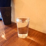 肉そば家 笑梟 - 着席後すぐに提供してくれる冷たいお水。