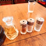 肉そば家 笑梟 - 卓上常備。