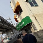 店舗外観（開店前から相変わらずの待ち客）