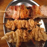 博多うずまき - 博多名物！豚バラ串(塩) 220円 博多発祥！パリパリ鶏皮串(塩)165円×2