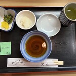 てんぷら天松 日本橋店 - 最初に提供される天つゆ、香の物、お茶