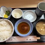 てんぷら天松 日本橋店 - 天ぷらが上がる頃にご飯とお味噌汁が運ばれてきます