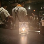 ジャナイ コーヒー - ライトに照らされぼんやりとした店内。ジャナイコーヒーのイメージを現す温かみある雰囲気