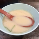 くりやん - 丼についてくるスープは、豚骨でこれも絶品。