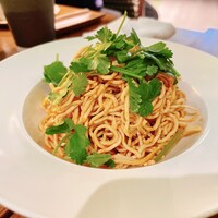 珞珈壹号 銀座店 - 押し豆腐とパクチーの和え物