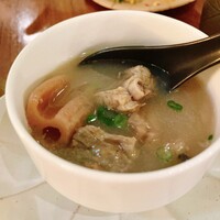 珞珈壹号 銀座店 - 蓮根とイベリコ豚スペアリブのスープ