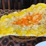 インド料理 パリワル - ナッツやココナッツがまぶされて香ばしくてほんのり甘い、オレンジ色のニクイやつ、カシミリナンです