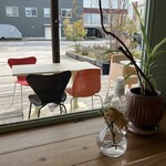 スプーン - 店内からの眺め（テラス席もあり　そちらはペット連れも可）