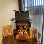 綿向山ビレッジ キッチン&ゲストハウス - 日野町の住民が自慢の雛人形を見せてくれる祭り