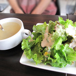 ワンパークカフェ - ランチメニューに付いてるスープとサラダは1種類ですがセルフで取り放題。