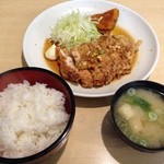 ルイタ食堂   - チキンのにんにくソース掛け