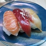 天下寿司 - 「づけ三種盛り・245円」サーモン苦手なのに、うっかり頼んじまった