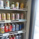 丸八酒店 - 冷蔵庫から気になる飲み物をとって角内スペースへと移動します