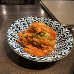 炭火焼肉 肉刺し にく式 - キムチ