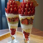 からこカフェ - 贅沢いちごパフェ極！！全て古都華です！