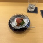 割烹 渡辺 - 味噌麹のアイス、抹茶、自家製柿、苺のソース