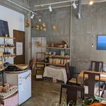 食堂 ファイダマ - 物販も魅力的なものばかり！野菜や卵、お菓子などたくさんありました。