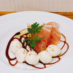 生ハムとモツァレラチーズ