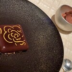 ベージュ アラン・デュカス 東京 - カレ・シャネル
      ル・ショコラ・アラン・デュカス東京工房のショコラ