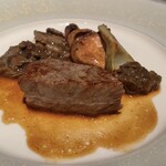 ベージュ アラン・デュカス 東京 - 熊本県産赤牛のローストアーティーチョーク セップのマルムラード