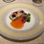 ベージュ アラン・デュカス 東京 - 毛蟹と帆立貝 アボカド シークワーサーのビネグレット ゴールドキヤビア