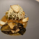 ベージュ アラン・デュカス 東京 - 北海道直送天然蝦夷アワビとポワロー 根セロリのサラダ