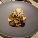 ベージュ アラン・デュカス 東京 - 北海道直送天然蝦夷アワビとポワロー 根セロリのサラダ