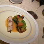 ベージュ アラン・デュカス 東京 - アズキハタのドレ バターナッツと茄子 ルビーグレープフルーツ