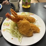 西村食堂 - マナ板セットのエビフライと造り定食のアジフライ