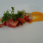 クイントカント - 3皿目：川マス、人参、アマレッティは、絵画のような美しさ