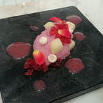 クイントカント - 11皿目：ローズヒップティーのジュレと、凍らせた桃果肉、ムースのマリアージュ