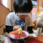 Wanodaidokorohideka - 子供の「まぐろ丼」700円。漬物、小鉢、味噌汁付。