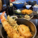 二八そば 一貴 - 大海老と茄子、蒲鉾の天ぷらが乗った半海老天丼