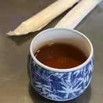 二八そば 一貴 - お迎えのお茶は、番茶。
