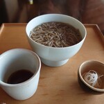 ふくべ三 - 温かい蕎麦には,白葱で(*´・ω-)b 味変で,紀州七味も出てきますょ( *´艸｀)