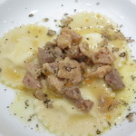 リストランテ サクラ - オードブル　自家製リコッタチーズのラヴィオリ　房総地鶏の煮込みソース　テーブルで掛けるフレッシュ黒トリュフ