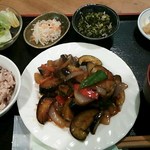 よりあい向洋 - 夕食　夏野菜と豚肉の味噌炒め定食