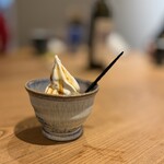 なぎさのハンバーガー - スモークソフトクリーム　薪で燻した塩キャラメルソース
