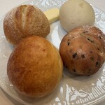 ラ・グランターブル ドゥ キタムラ - 4種のパン。焼きたてで温かいのが嬉しいです
