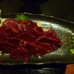 弥生亭 - 馬刺し赤身。
