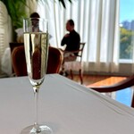 ベラ・ルーサ - ブラン ド ブラン ブリュット。 1,000円ちょっとで買える安いやつ。 でも、春の陽気でちょっと肌が汗ばむときには冷たい泡が旨いのです。