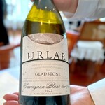 ベラ・ルーサ - 次の皿に合わせて。 NZ産。 セレクトはすべてソムリエにおまかせしました。 キウイフルーツ、リンゴの風味。 スパイシー。 ソーヴィニヨン・ブランらしい明瞭ですっきりしたテクスチャーに後味が複雑なディテール、安ものですが実に魅力的。