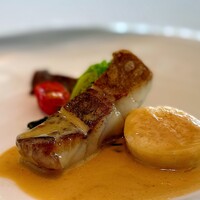 ベラ・ルーサ - 皮目にしっかり焼き目をつけてポアレされた 透明感が特徴の白身はアツアツ。 そこに熱々のソースを回しかけけて、季節の 野菜とともに。 ふんわりしっとりした柔らかい白身とバタと白ワインの濃いめのソースの相性が抜群で、 ワインが進みます。