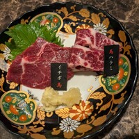 馬刺しと焼き鳥 グルマン三年坂 - 臭いもなくガツンときます！