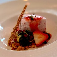 ベラ・ルーサ - イチゴ、ブルーベリー、クランベリーに大小さまざまなな大きさのクランチ。 マスカルポーネがまとめてくれて、甘い、酸っぱいが不均一で重層的な美味しさ。 パルフェのできが良ければ、素晴らしいデセールになってたなぁ。 惜しい。