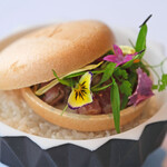 Héritage by Kei Kobayashi - ランチコース 17800円 の虎屋のモナカ マグロのタルタル ジャガイモのテスプ 山葵のジュレ