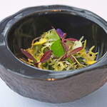 Héritage by Kei Kobayashi - ランチコース 17800円 の数種類のハーブを使ったサラダ